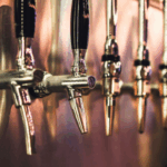 Do copo ao tanque: como as mulheres estão redefinindo a indústria cervejeira